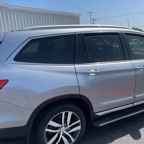Photo of 2017 Silver Honda Pilot
