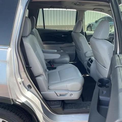 Photo of 2017 Silver Honda Pilot