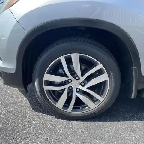 Photo of 2017 Silver Honda Pilot