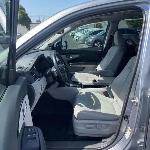 Photo of 2017 Silver Honda Pilot