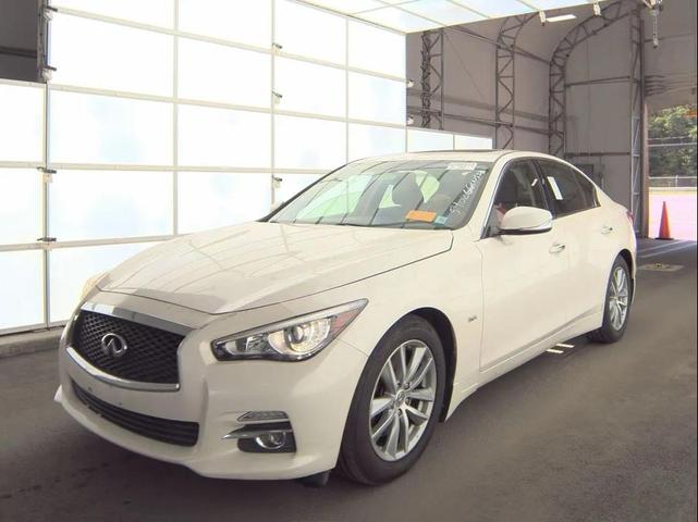 Photo of 2016 White INFINITI Q50