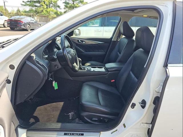 Photo of 2016 White INFINITI Q50