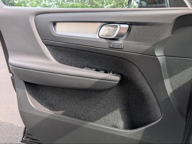 Photo of 2025 Onyx Black Volvo XC40