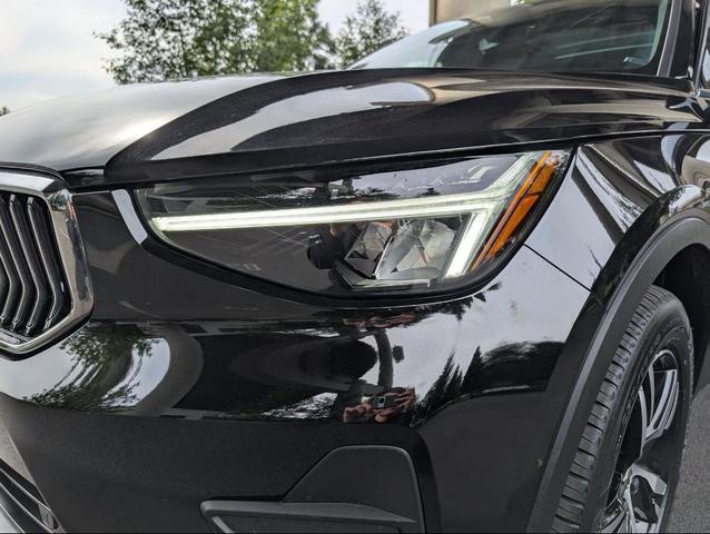Photo of 2025 Onyx Black Volvo XC40