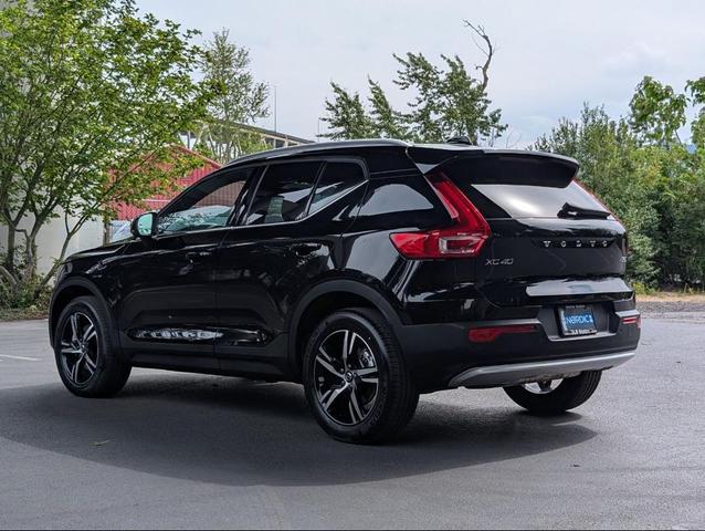 Photo of 2025 Onyx Black Volvo XC40
