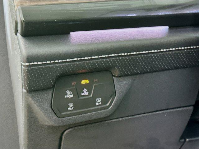 Photo of 2025 Opal White Pearl Effect Volkswagen Atlas