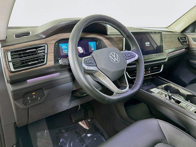 Photo of 2025 Opal White Pearl Effect Volkswagen Atlas