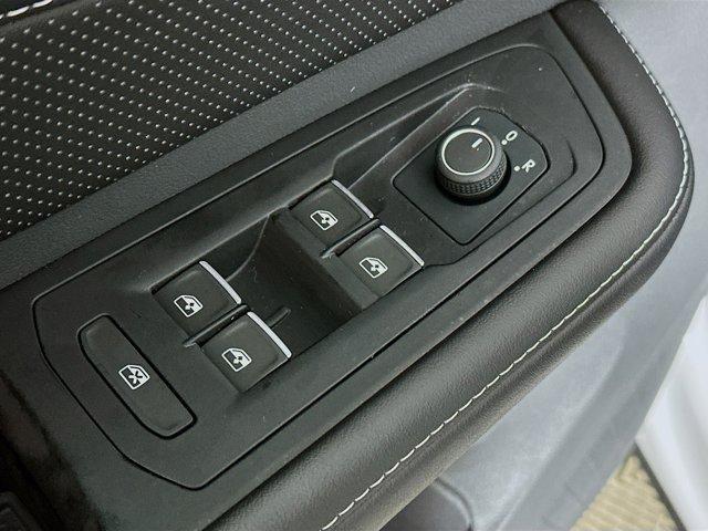 Photo of 2025 Opal White Pearl Effect Volkswagen Atlas
