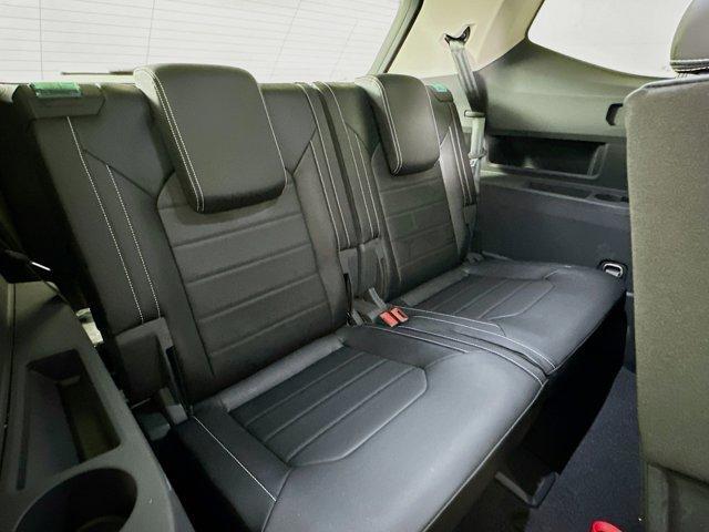 Photo of 2025 Opal White Pearl Effect Volkswagen Atlas