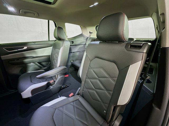 Photo of 2025 Deep Black Pearl Effect Volkswagen Atlas