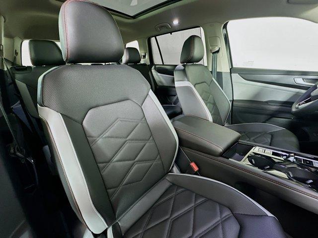 Photo of 2025 Deep Black Pearl Effect Volkswagen Atlas