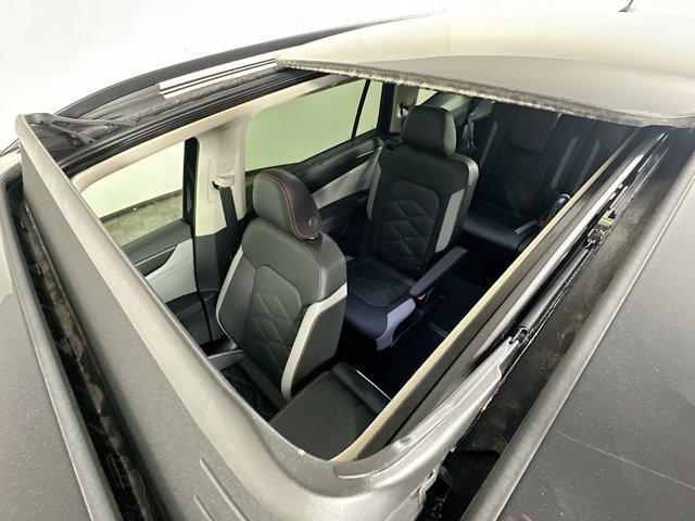 Photo of 2025 Deep Black Pearl Effect Volkswagen Atlas