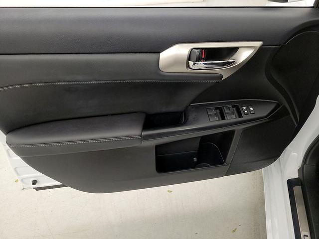 Photo of 2015 White Lexus CT 200h