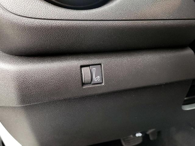 Photo of 2023 White Chevrolet Colorado