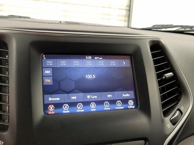 Photo of 2020 White Jeep Cherokee