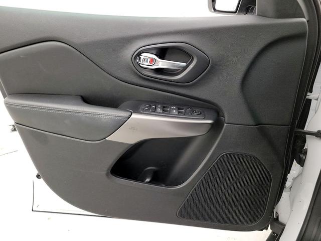 Photo of 2020 White Jeep Cherokee