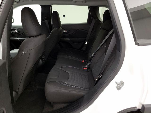 Photo of 2020 White Jeep Cherokee