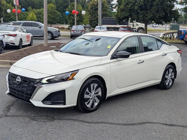 Photo of 2025 Glacier White Nissan Altima