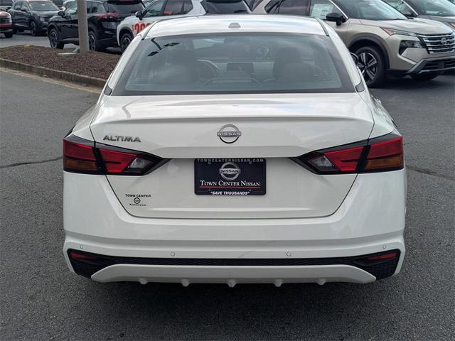 Photo of 2025 Glacier White Nissan Altima