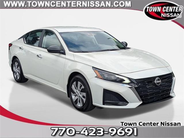 Photo of 2025 Glacier White Nissan Altima