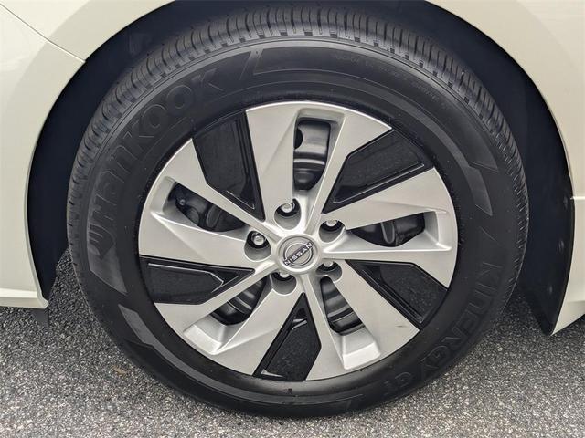 Photo of 2025 Glacier White Nissan Altima