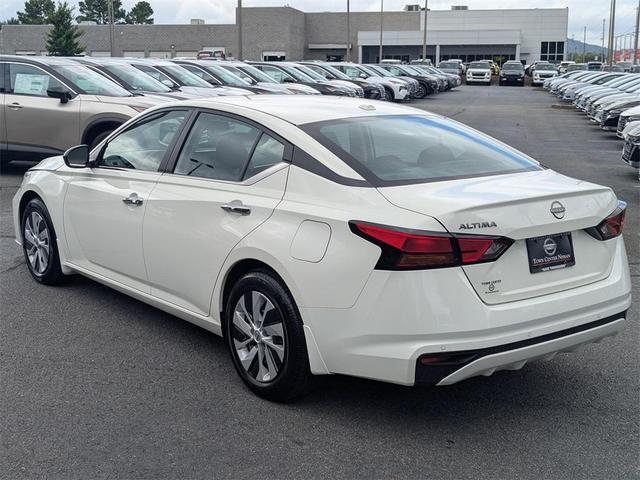 Photo of 2025 Glacier White Nissan Altima