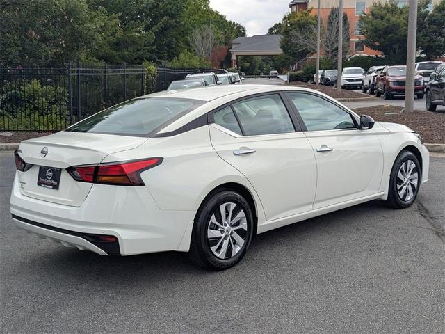 Photo of 2025 Glacier White Nissan Altima