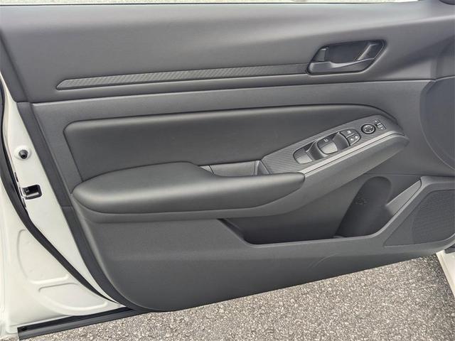 Photo of 2025 Glacier White Nissan Altima