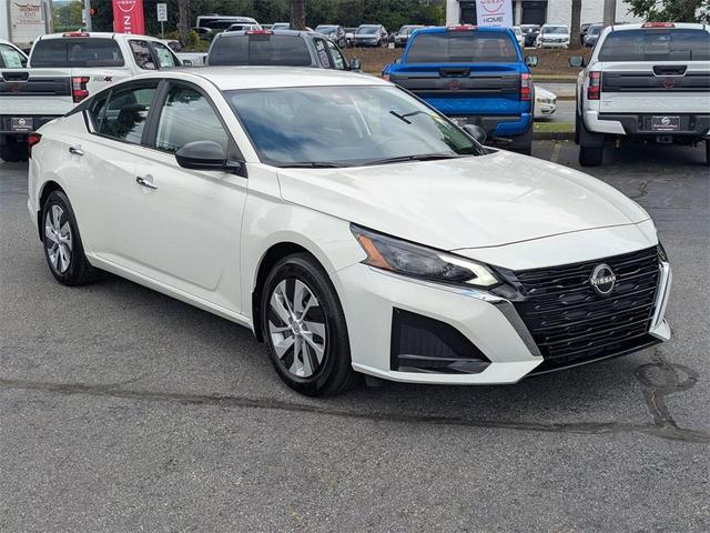 Photo of 2025 Glacier White Nissan Altima