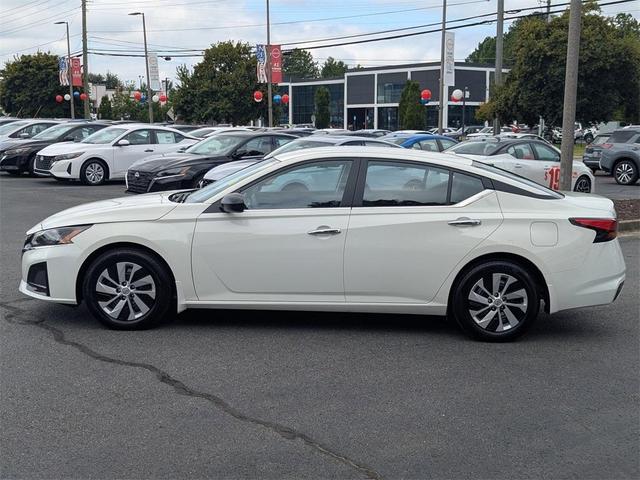 Photo of 2025 Glacier White Nissan Altima