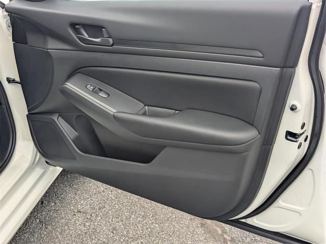 Photo of 2025 Glacier White Nissan Altima