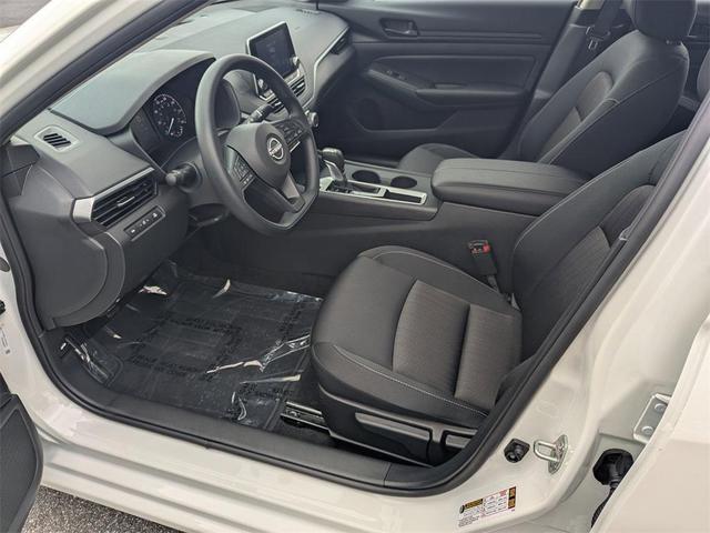 Photo of 2025 Glacier White Nissan Altima