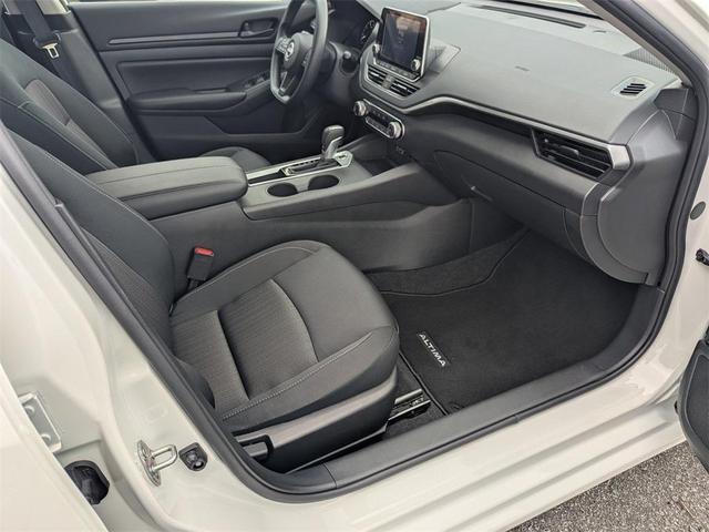 Photo of 2025 Glacier White Nissan Altima