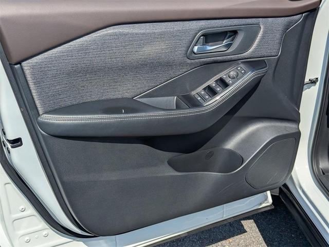 Photo of 2021 White Nissan Rogue