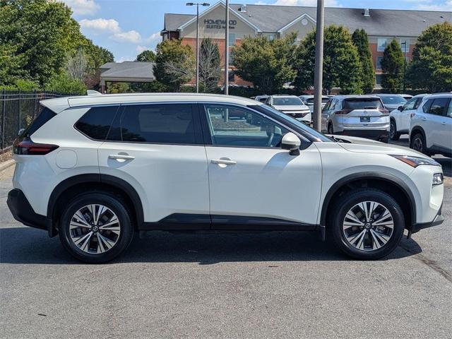 Photo of 2021 White Nissan Rogue