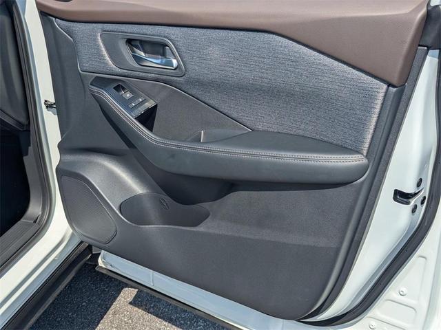 Photo of 2021 White Nissan Rogue