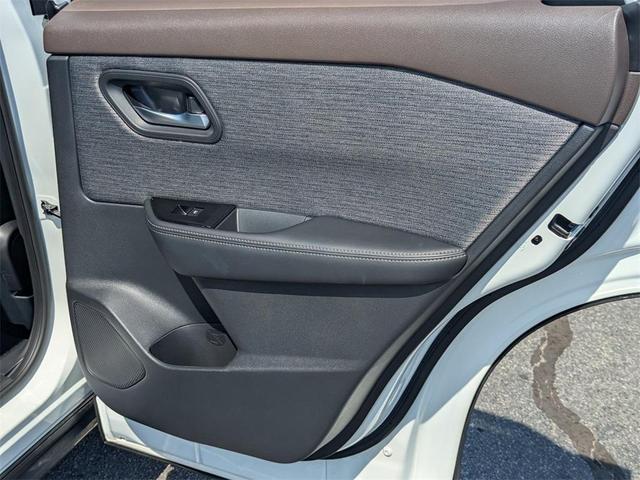 Photo of 2021 White Nissan Rogue
