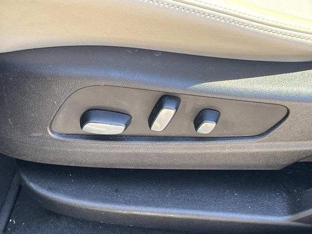 Photo of 2022 Stellar Black Metallic Cadillac XT6