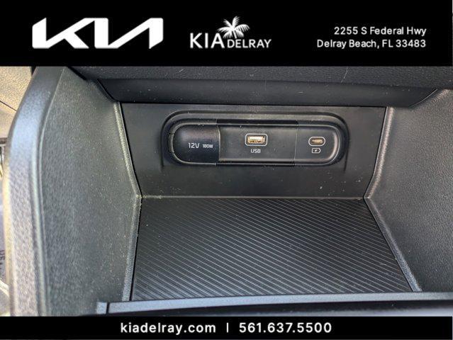 Photo of 2025 Snow White Pearl Kia Sportage