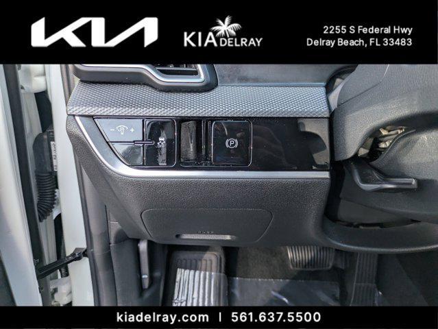 Photo of 2024 Snow White Pearl Kia Sportage