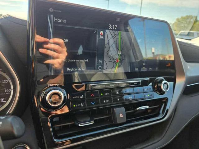 Photo of 2022 Wind Chill Pearl Toyota Highlander