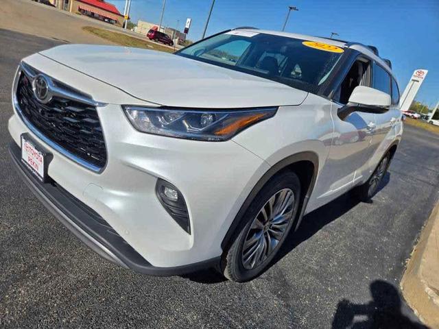 Photo of 2022 Wind Chill Pearl Toyota Highlander