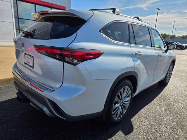 Photo of 2022 Wind Chill Pearl Toyota Highlander