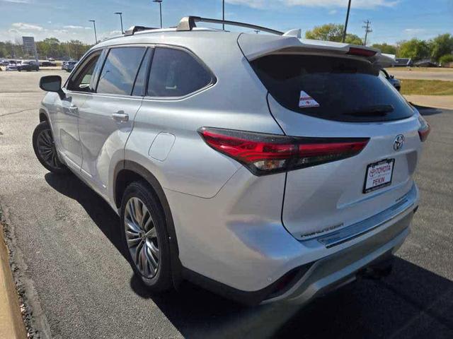 Photo of 2022 Wind Chill Pearl Toyota Highlander