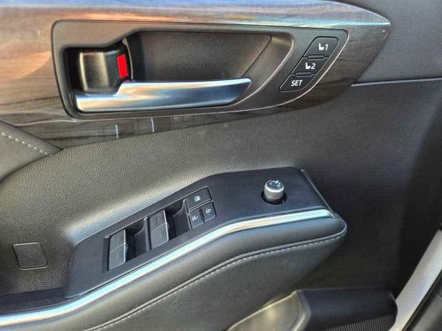 Photo of 2022 Wind Chill Pearl Toyota Highlander