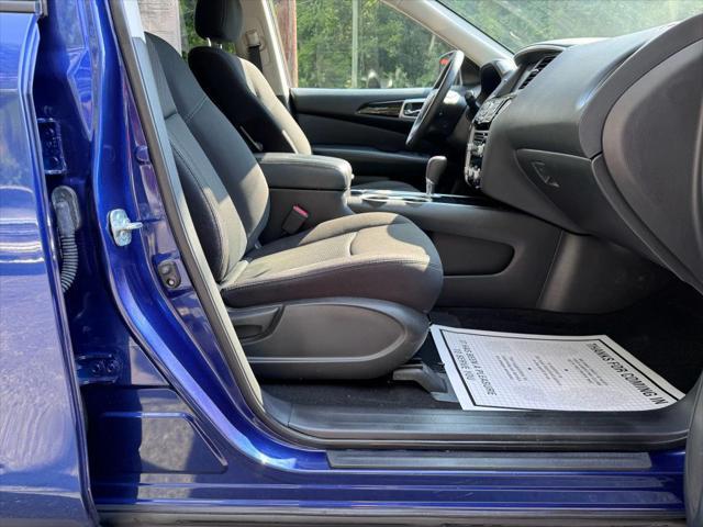 Photo of 2020 Caspian Blue Metallic Nissan Pathfinder