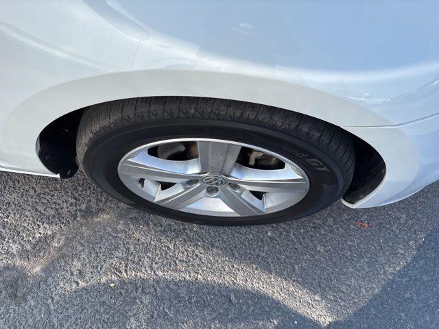 Photo of 2015 Pure White Volkswagen Golf SportWagen