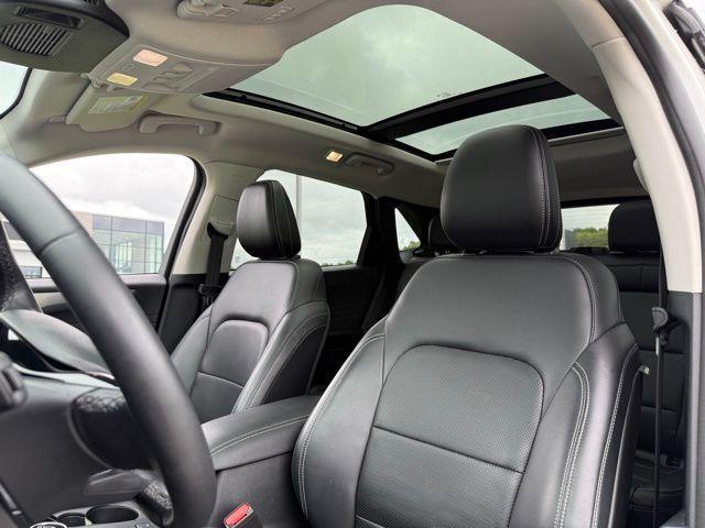 Photo of 2022 Star White Ford Escape