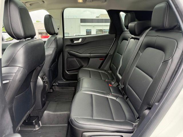 Photo of 2022 Star White Ford Escape