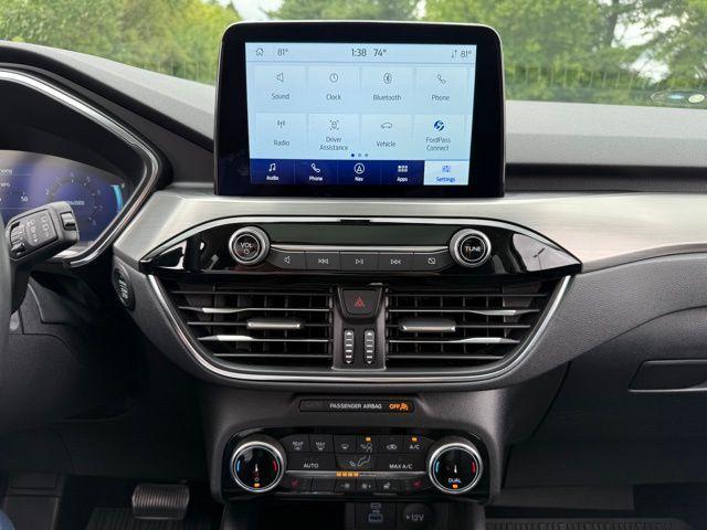 Photo of 2022 Star White Ford Escape